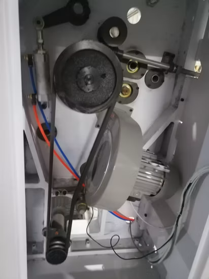 Máquina de cortar e rebobinar rolos de papel jumbo de 2500 mm com sistema automático de movimentação de facas